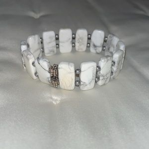 White & gray beaded bracelet